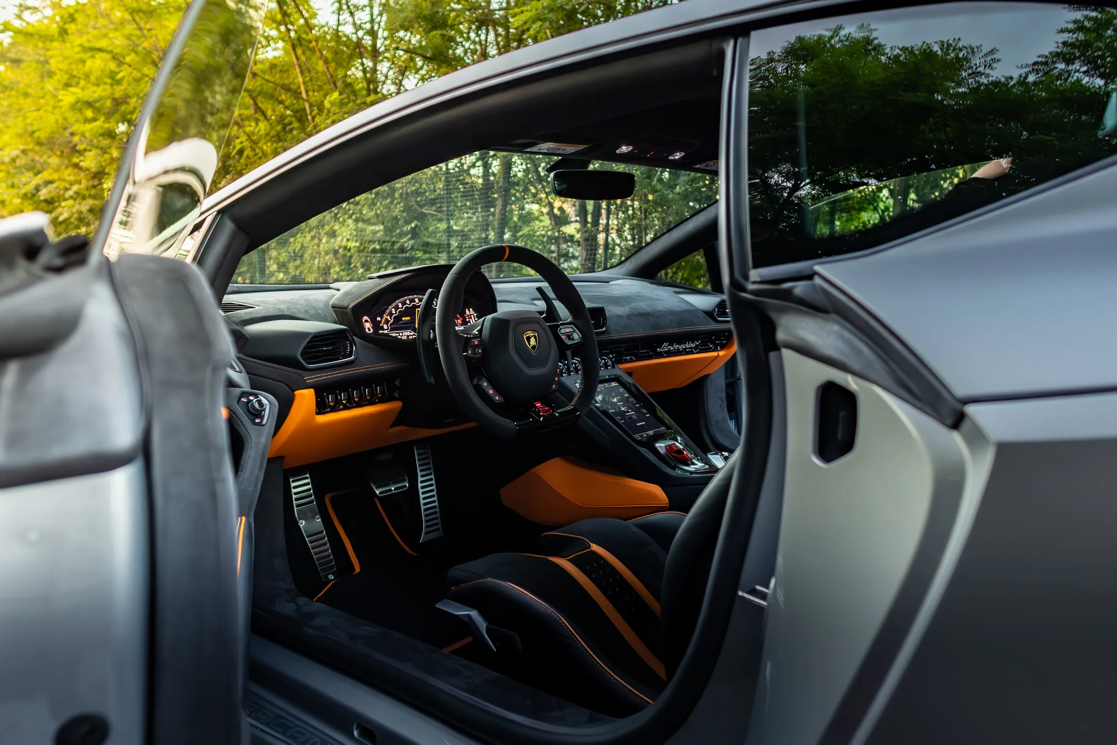 Interior Lamborghini Huracán Tecnica, Alcantara și accente portocalii